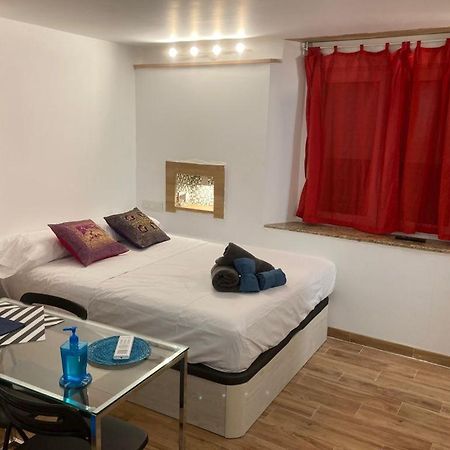 Malaguena Salerosa "Apartamento - Estudio Con Terraza" En Casa Tipica De 1 A 4 Dormitorios Málaga Exteriör bild
