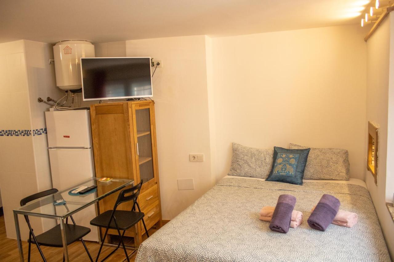 Malaguena Salerosa "Apartamento - Estudio Con Terraza" En Casa Tipica De 1 A 4 Dormitorios Málaga Exteriör bild